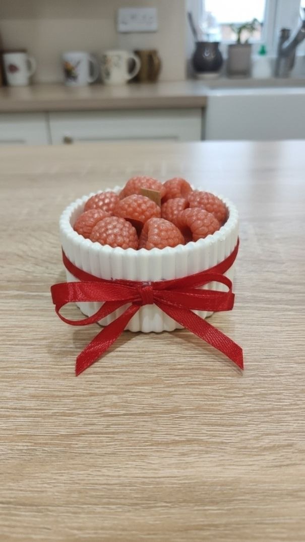 Свеча ручной работы в гипсовом кашпо